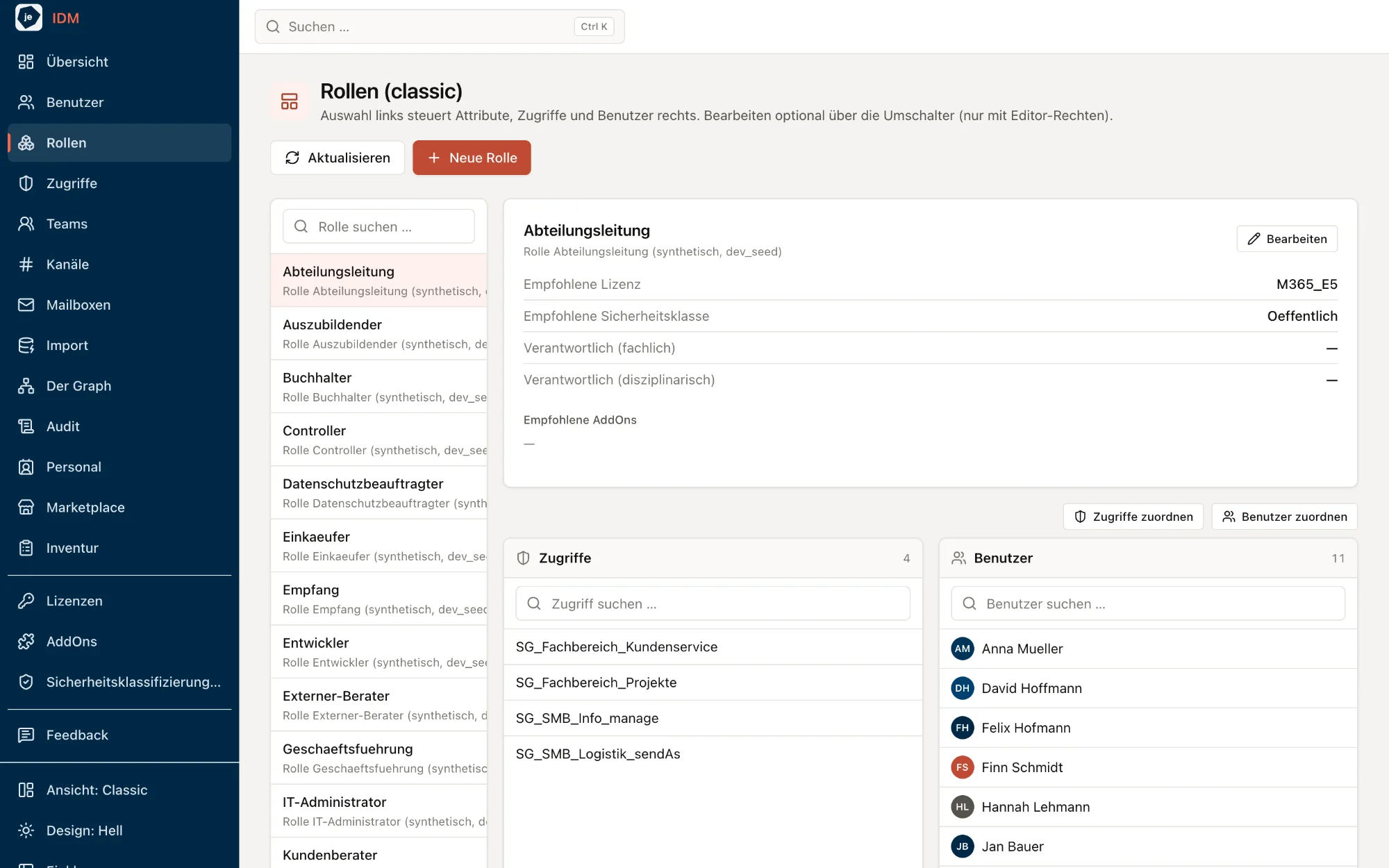 Rollen-Ansicht in just IDM: links der Rollenkatalog, rechts die Rolle „Abteilungsleitung“ mit empfohlener Lizenz, Sicherheitsklasse sowie den zugeordneten Zugriffen und Benutzern